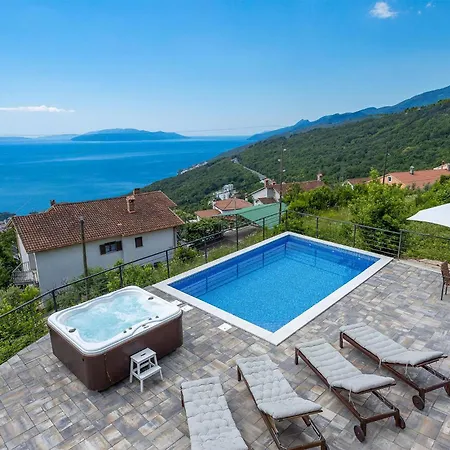Cozy In Bregi With Wifi Holiday home